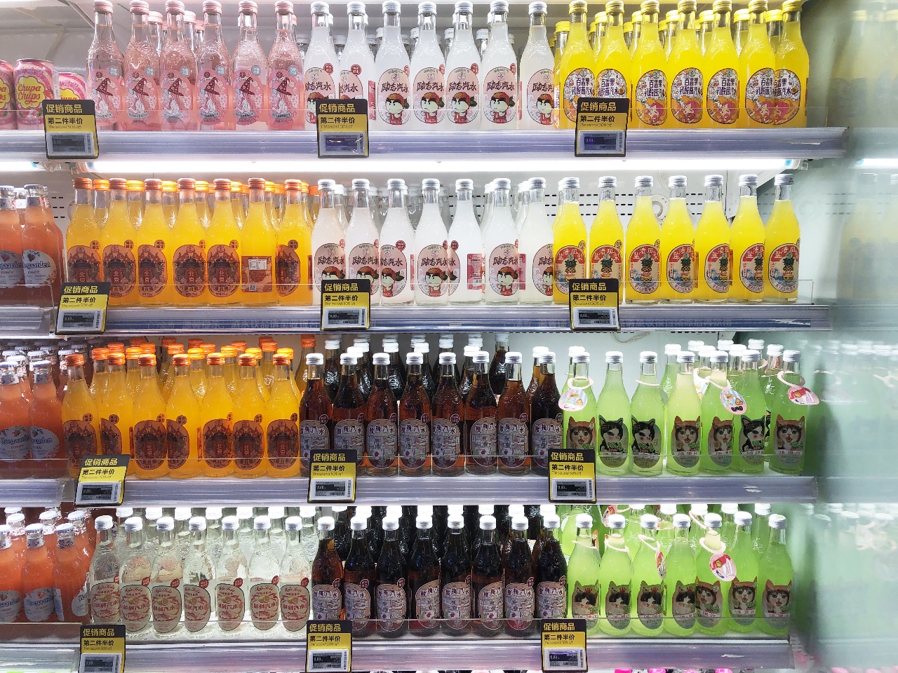 一家便利店内，汉口二厂几乎占据了整个冷柜。