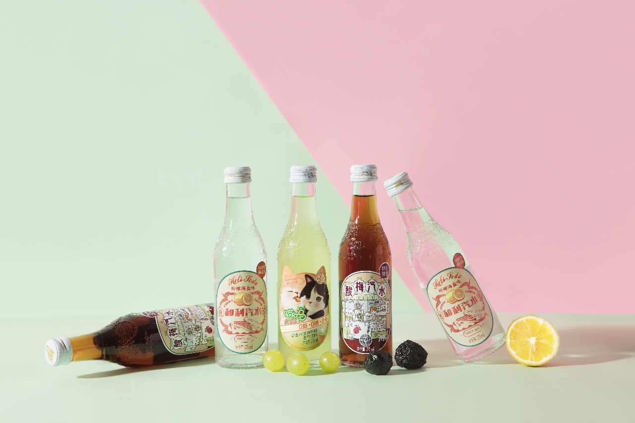 汉口二厂保留了滨江汽水的玻璃瓶材质，在瓶身上设计了花纹。