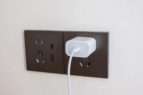 弘益配资 严重影响手机寿命！错误的充电方法，警惕！